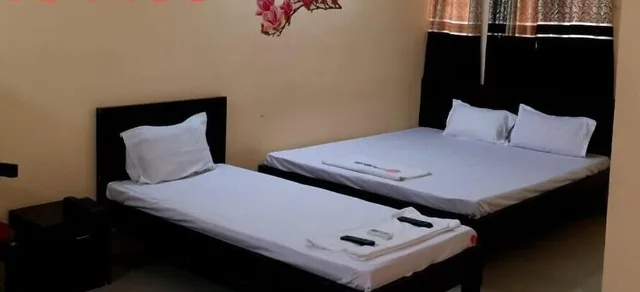 غرفة ثلاثية بسرير مزدوج وسرير فردي، The Salvation Army Red Shield Guest House 2/2