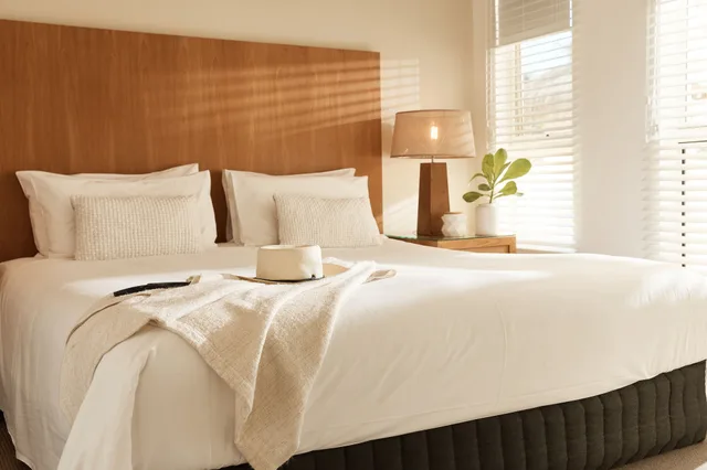 3 Bedrooms, 1 King and 4 Single Beds, Beach Front, Sea View, Sea Change Beachfront Apartments 1/3