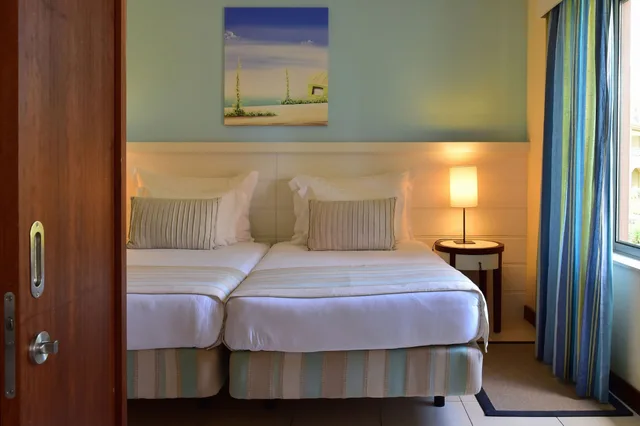 جناح بسرير مزدوج وسريرين منفصلين بغرفة نوم واحدة، Pestana Porto Santo All Inclusive 1/3