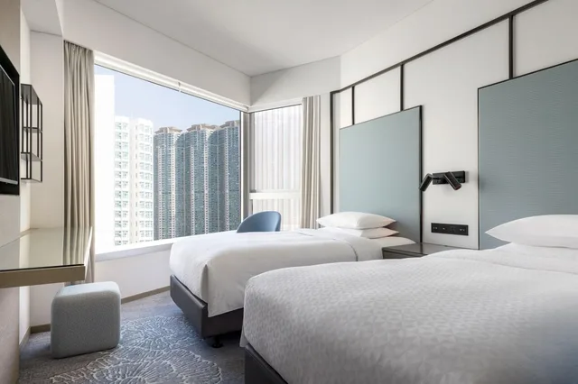 غرفة بسريرين منفصلين بإطلالة على المدينة، Four Points by Sheraton Hong Kong, Tung Chung 5/6