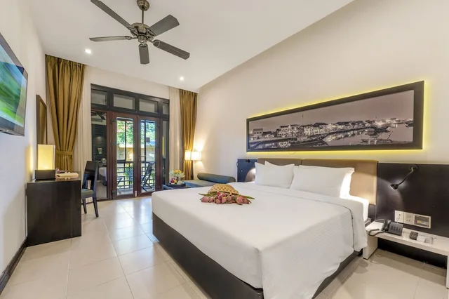 غرفة كلاسيكية بسرير كينج بإطلالة على المدينة، Hoi An Historic Hotel 1/8