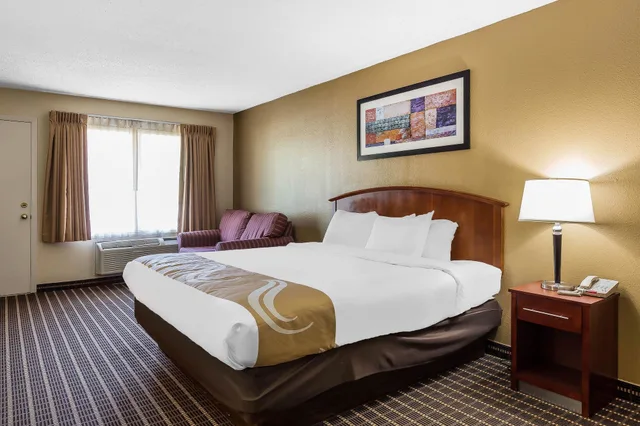 Standard, King and Queen Bed, Balcony, Quality Inn & Suites Sevierville - Pigeon Forge 1/2