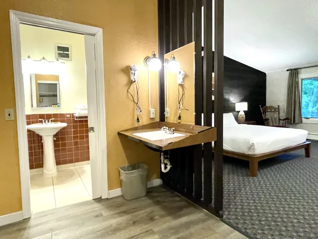 Room, King Bed, Toll Road Inn 5/6