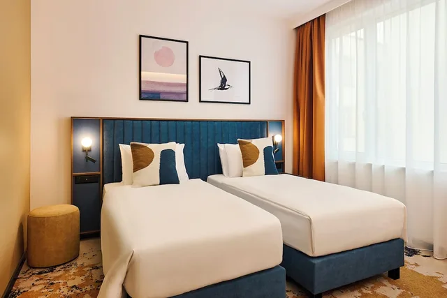 غرفة بريميوم بسريرين منفصلين مع أريكة، D8 Hotel 1/6