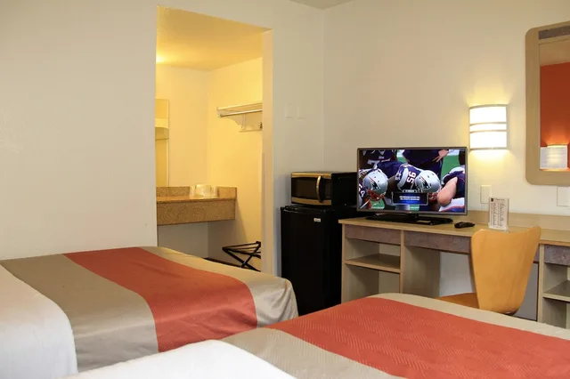 غرفة قياسية بسريرين مزدوجين، Motel6 Enfield, CT - Hartford 3/4