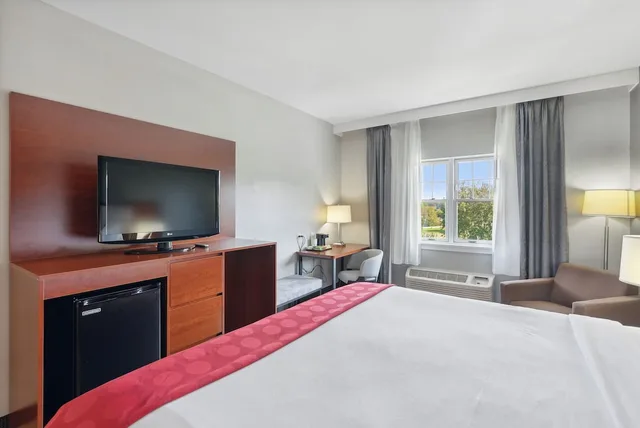 غرفة كلاسيكية بسرير كينج لذوي الإعاقة، Ramada by Wyndham Saco/Old Orchard Beach Area 2/3