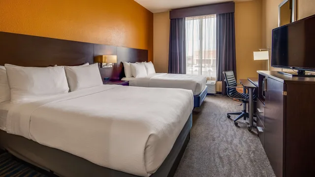 غرفة قياسية بسريرين كوين لذوي الإعاقة، Best Western St. Louis Airport North Hotel & Suite 2/7