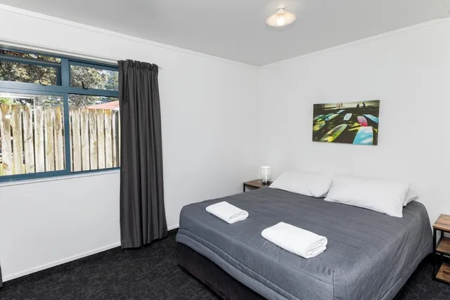 غرفة عائلية بسرير مزدوج وسرير بطابقين بغرفة نوم واحدة بمطبخ صغير، Waikanae Beach TOP 10 Holiday Park 1/2