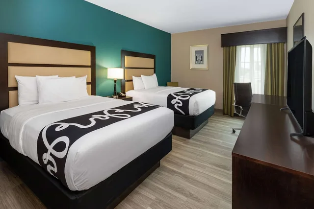 غرفة بسريرين كوين لذوي الإعاقة، La Quinta Inn & Suites by Wyndham Durant 1/5