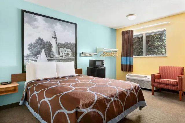 Room, Queen Bed, Accessible, Super 8 by Wyndham Findlay 2/2