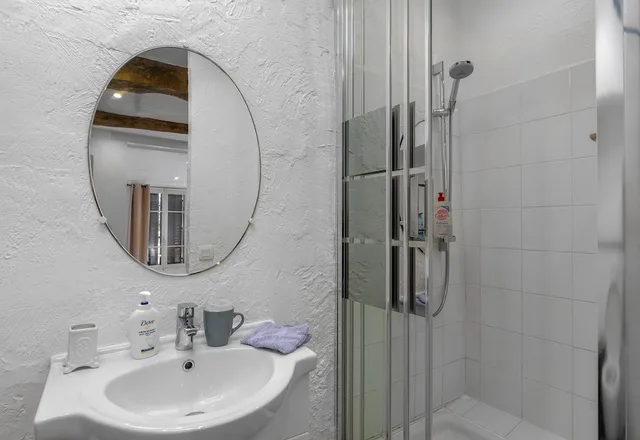 جناح كلاسيكي بسرير كوين وسريرين منفصلين بحمام خاص، Maison Carles Bnb 3/3