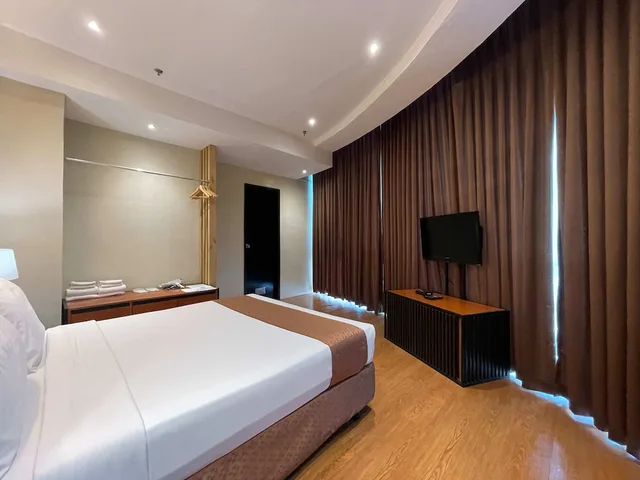 Business, Studio, Suite, Queen Bed, Golden Peak Hotel and Suites powered by Cocotel 2/10