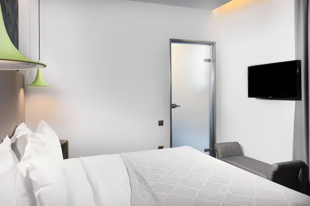جناح جونيور بسرير كوين بشرفة، 360 Degrees Pop Art Hotel 1/8