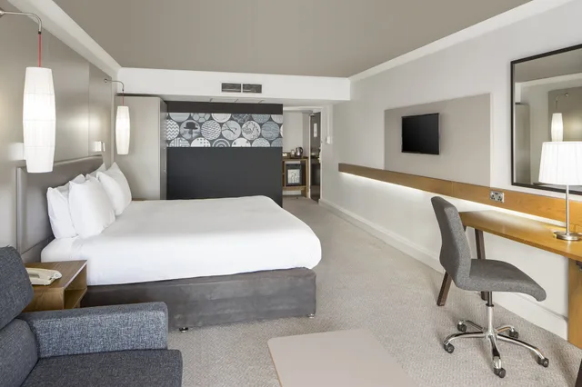 غرفة بريميوم بسرير كينج بإطلالة على البحر مع دخول صالة النادي، Crowne Plaza Plymouth, an IHG Hotel 3/5