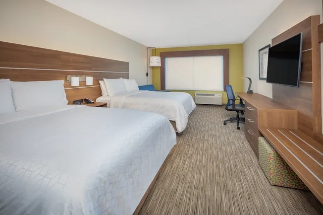 غرفة قياسية بسريرين كوين بحوض استحمام لذوي الإعاقة، Holiday Inn Express and Suites Chico an IHG Hotel 1/3
