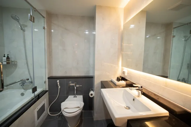 غرفة بريميوم بسرير كينج بإطلالة على المسبح بحوض استحمام، Lewit Hotel Pattaya, a member of Radisson Individuals 6/7