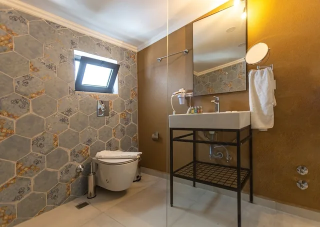 غرفة شهر العسل بسرير كوين بإطلالة على البحر مع أريكة بجاكوزي، Payam Hotel 3/3