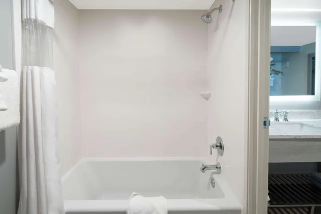 غرفة بسرير كينج مع أريكة، Ramada by Wyndham Burbank Airport 3/4