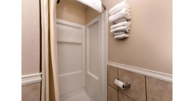 1 King Bed - Non-Smoking, Micfridge، Motel6 Putnam, CT 3/3