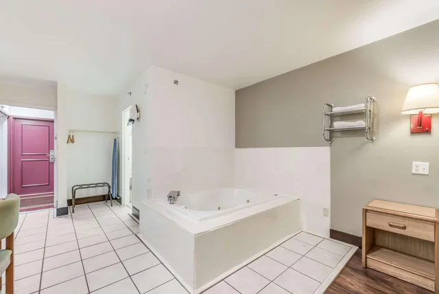 جناح بسرير كينج، Econo Lodge Truman Inn 6/6