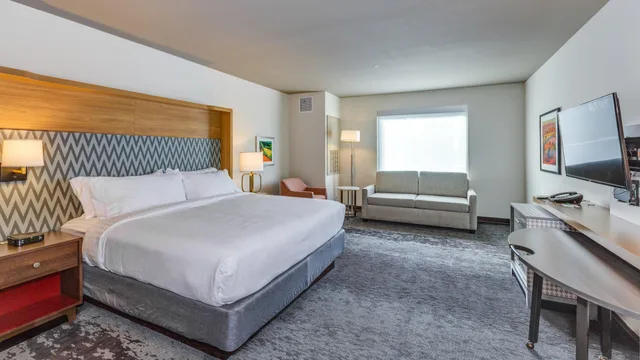 غرفة بسرير كينج بمطبخ صغير، Holiday Inn Bellingham 1/3