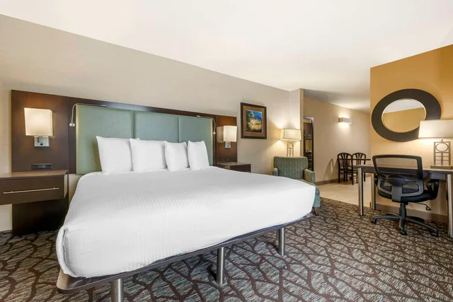 غرفة بسرير كينج بمطبخ صغير، Best Western Plus Oceanside Palms 2/4