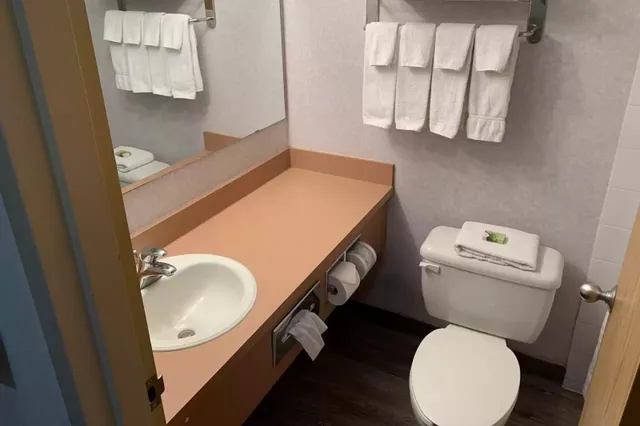 جناح بسرير كينج، Rodeway Inn Edson AB 4/4