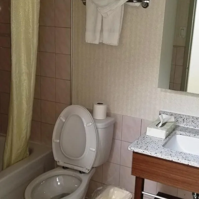 غرفة بسرير كينج وسرير كوين، Baymont By Wyndham Montreal Airport 6/10