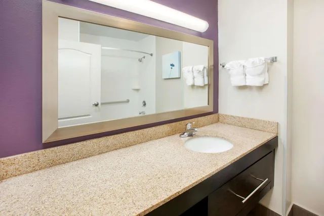 غرفة ديلوكس بسرير كينج، La Quinta Inn & Suites by Wyndham Cincinnati Airpt Florence 3/4
