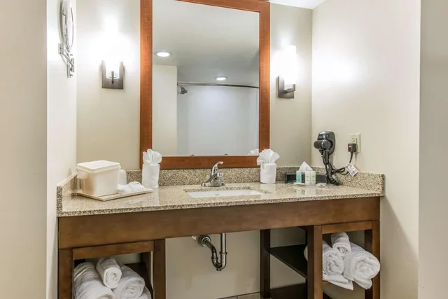 جناح بسرير كوين مع أريكة، Comfort Suites Dunnellon near Rainbow Springs 9/10