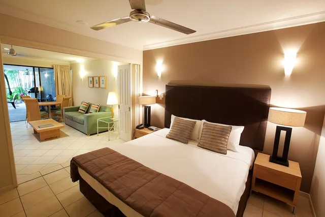 2 Bedrooms, Queen and Twin Beds, Dual Key، Mantra Heritage Port Douglas 3/7
