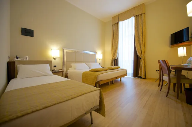 غرفة قياسية بسرير كوين وسرير فردي، Best Western Crystal Palace Hotel 1/6