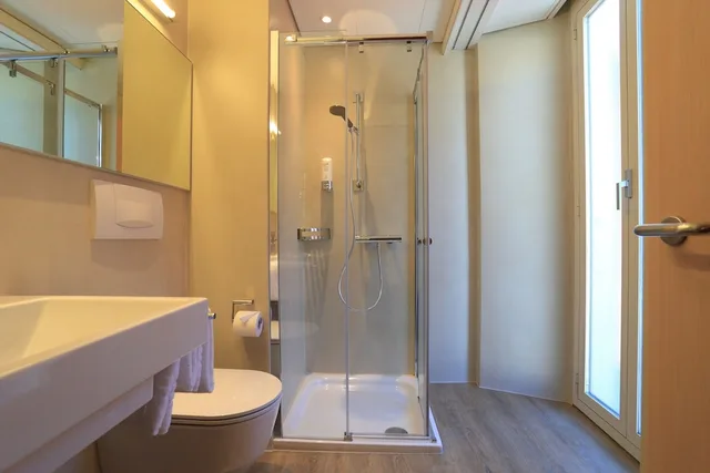 Room, Twin Beds, Side View, Balcony، Hotel Elvezia 3/3