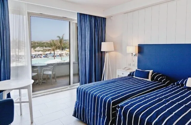 غرفة بسريرين منفصلين بإطلالة على المسبح، db Seabank Resort and Spa 2/8