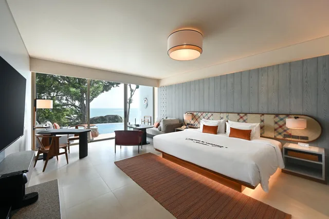 Lofty, Family, King Bed, Pool Access، Rocky's Boutique Resort 1/4