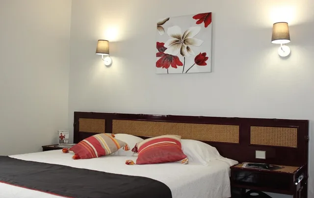 Standard, Double Bed, Sure Hotel by Best Western Saintes 2/9