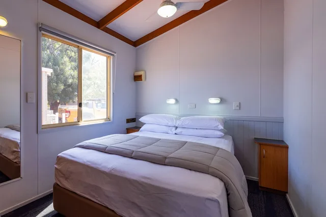كابينة بسرير بطابقين وسرير كوين بغرفتي نوم، Nrma Dubbo Holiday Park 1/4