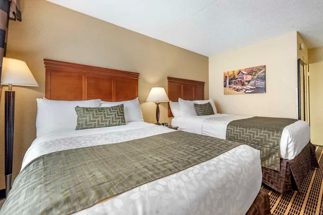 غرفة بسريرين مزدوجين، Best Western Plus Bridgeport Inn 2/3