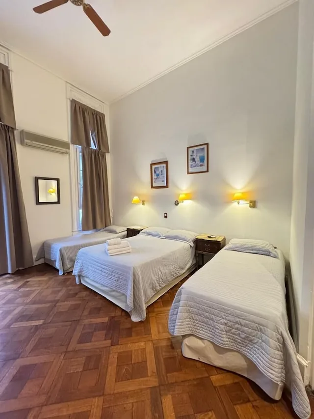 غرفة رباعية بسرير مزدوج وسريرين منفصلين بشرفة، Hotel Frossard 2/7