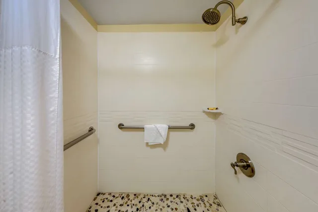 جناح بسرير كوين مع أريكة لذوي الإعاقة، Best Western Plus South Coast Inn 7/7