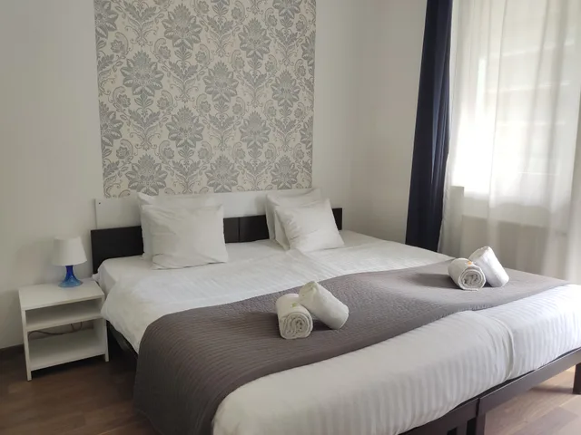 غرفة بشرفة بغرفتي نوم، CORVIN CENTER SUITES 1/6