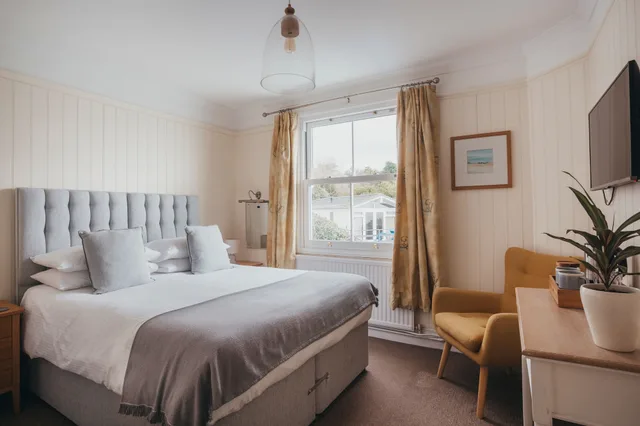 غرفة كلاسيكية بسريرين منفصلين بإطلالة جزئية على البحر، The Bay Hotel 1/1