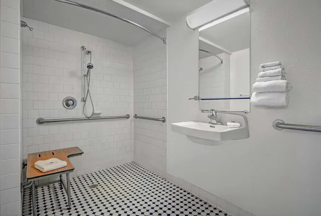 2 Queen Beds - ADA/Tub، Motel6 Tallahassee, FL - Downtown 3/3