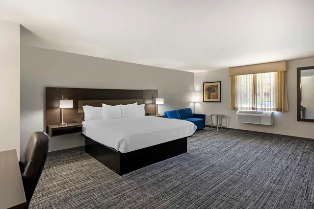 Suite, King Bed, Sofa, Best Western Dubois Hotel 2/6