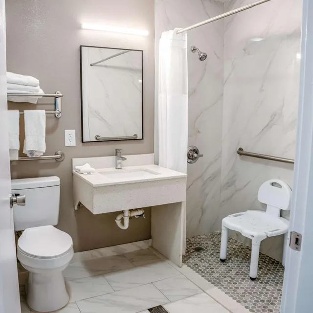 غرفة بسرير كينج لذوي الإعاقة، Studio6 Claremore, OK 9/10
