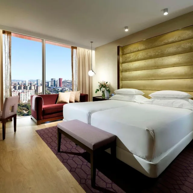 غرفة ديلوكس بسريرين منفصلين بإطلالة على المدينة في طابق مرتفع، Hyatt Regency Barcelona Tower 2/4