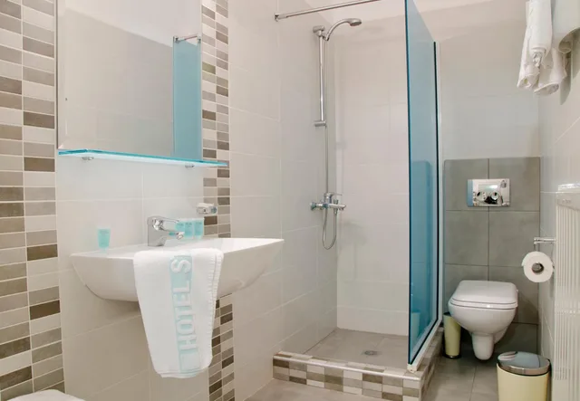 غرفة ثلاثية، Strass Hotel 7/10