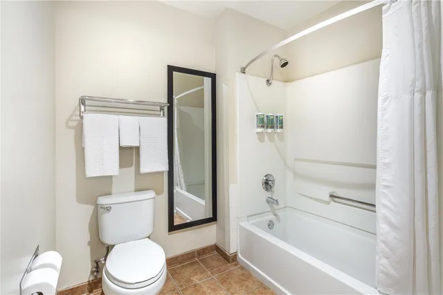 جناح بسرير كينج بشرفة بغرفتين مع أريكة، Best Western Luxury Inn 2/2