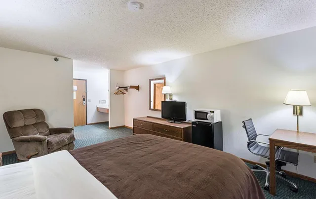 جناح بسرير كينج مع أريكة، Motel6 Kewanee, IL 4/8
