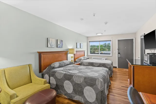 غرفة بسريرين مزدوجين، Basecamp Puyallup a Travelodge by Wyndham 9/10